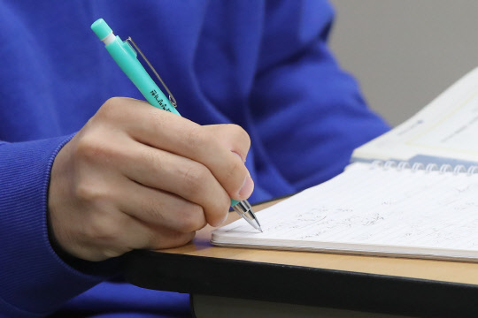 '어느 대학을 갈까?'  지난달 15일 오전 서울 서초구 반포고등학교에서 수험생들이 전날 친 2020학년도 대학수학능력시험 가채점표 작성을 마친 뒤 오답노트를 쓰고 있다. 연합